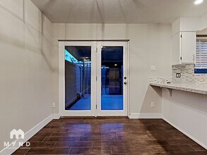 8243 E Thomas Rd in Scottsdale, AZ - Building Photo - Building Photo