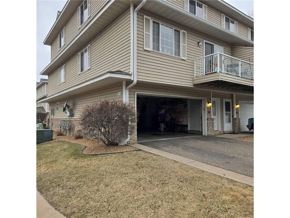 1613 County Rd D E in Maplewood, MN - Building Photo