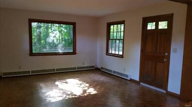 13 Waterbury St in Weston, CT - Building Photo - Building Photo
