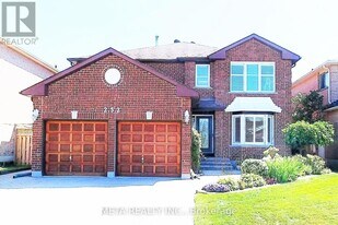 252 Howell Crescent in Pickering, ON - Building Photo