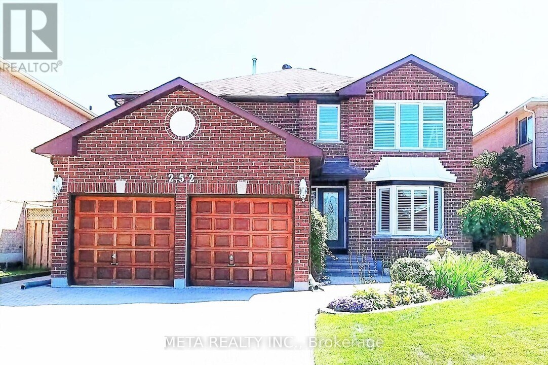 252 Howell Crescent in Pickering, ON - Building Photo