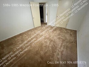 5984-5985 Windsor Forest Dr in Jacksonville, FL - Foto de edificio - Building Photo