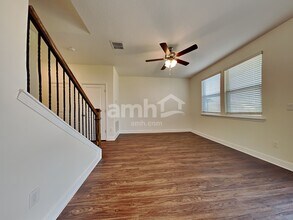 1215 Tan Tara Trail in Jacksonville, FL - Foto de edificio - Building Photo