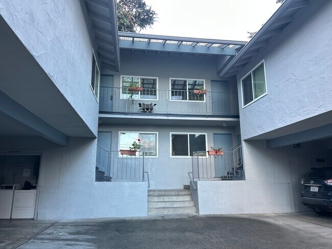 833 Taylor St, Unit 2 in Monterey, CA - Foto de edificio - Building Photo