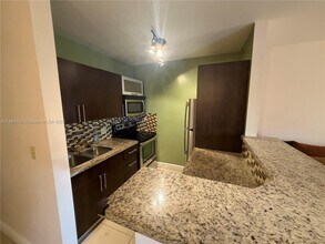 467 Golden Isles Dr in Hallandale Beach, FL - Building Photo - Building Photo