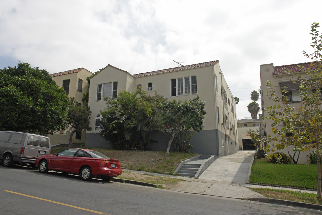 140 N Kenmore Ave in Los Angeles, CA - Building Photo