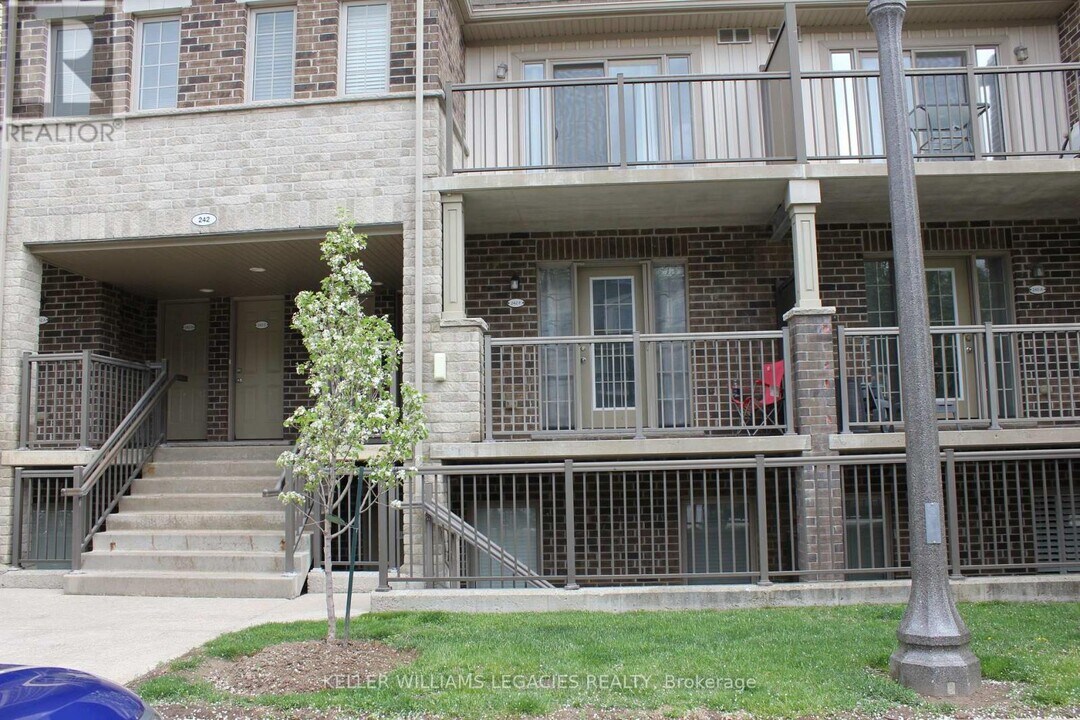 242 Rachel Crescent in Kitchener, ON - Building Photo