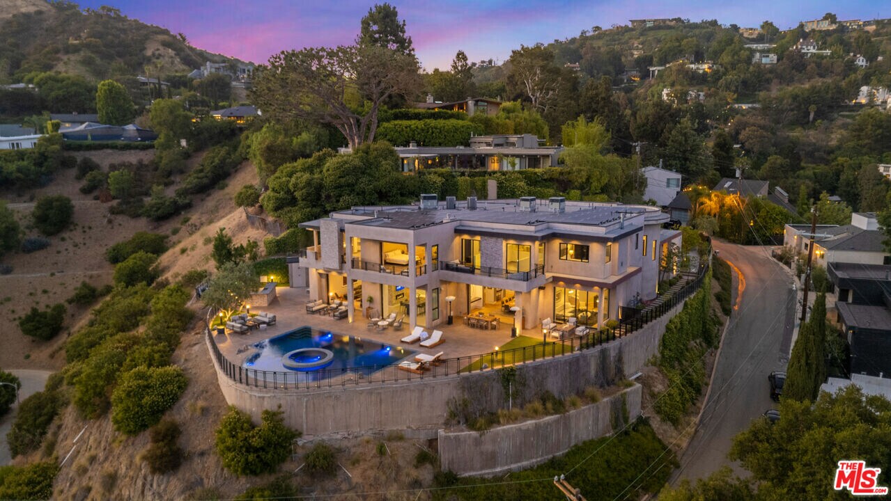 2501 Zorada Dr in Los Angeles, CA - Building Photo