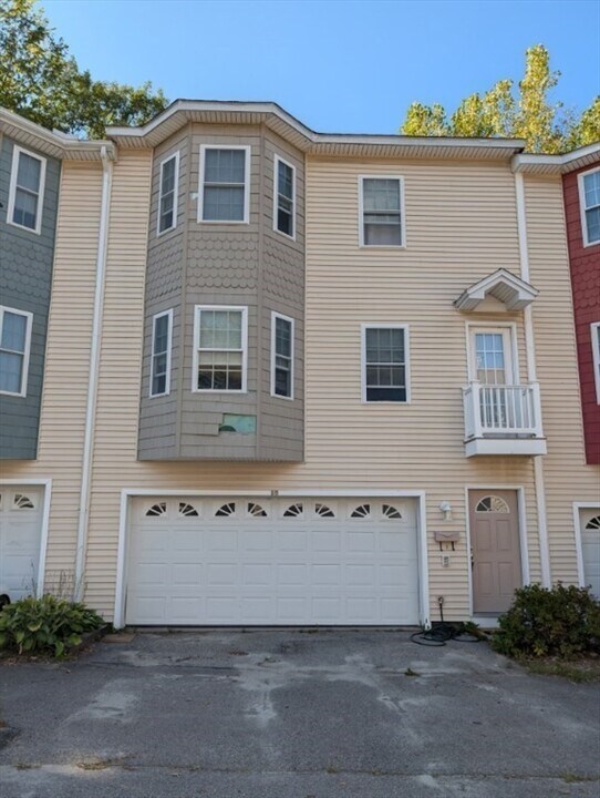 10 Beverly Cove in Worcester, MA - Building Photo