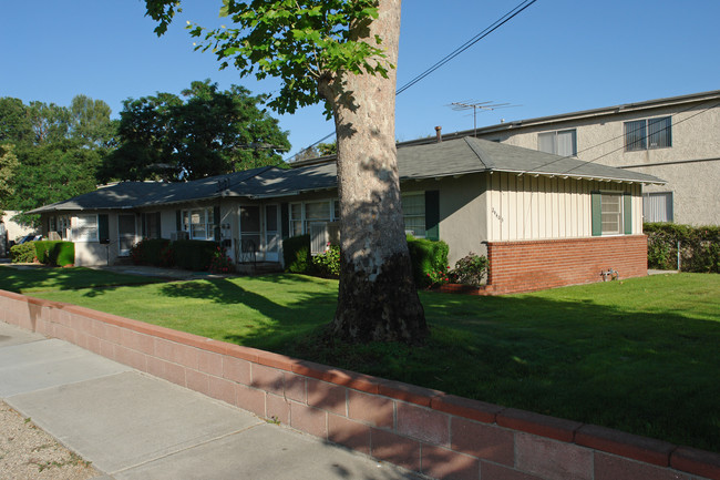 24403 Newhall Ave in Newhall, CA - Foto de edificio - Building Photo