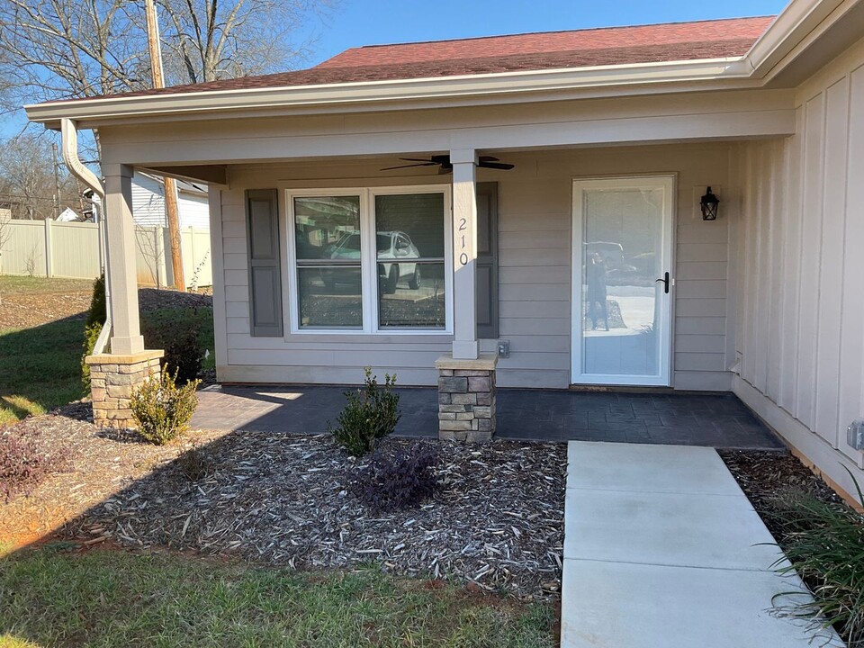 210 State St in Lincolnton, NC - Building Photo