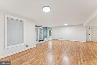 12891 Crouch Dr in Fairfax, VA - Building Photo - Building Photo