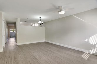 9775 Riverside Dr in Coral Springs, FL - Building Photo - Building Photo