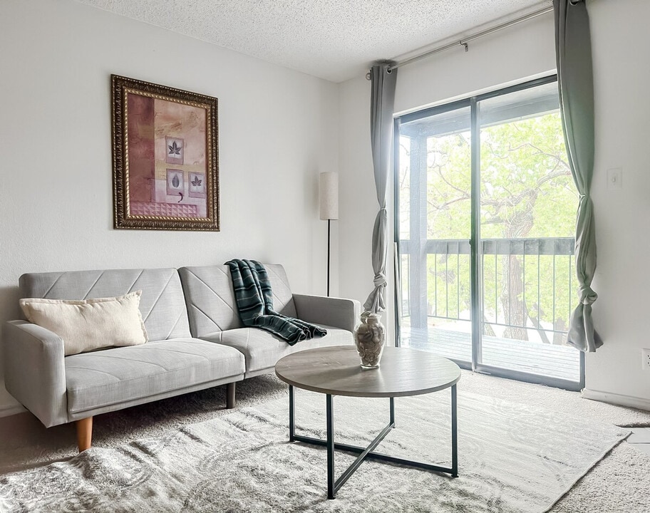 1071 Clayton Ln in Austin, TX - Foto de edificio