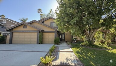 5813 Serrania Ave in Los Angeles, CA - Foto de edificio - Building Photo