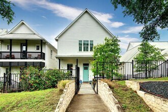 4810 Springdale Rd in Austin, TX - Foto de edificio - Building Photo