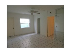 2243 Calais Dr, Unit 2 in Miami Beach, FL - Foto de edificio - Building Photo