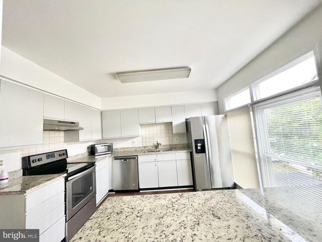 509 Dakota Dr in Herndon, VA - Building Photo - Building Photo