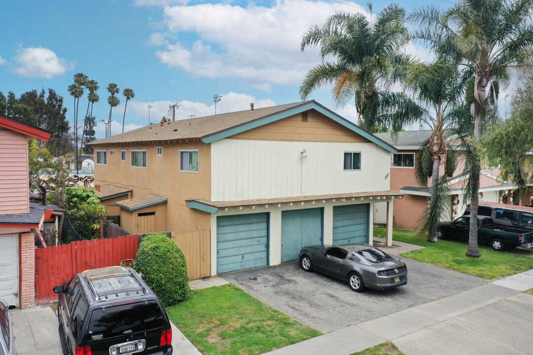 2225 S Center St in Santa Ana, CA - Building Photo