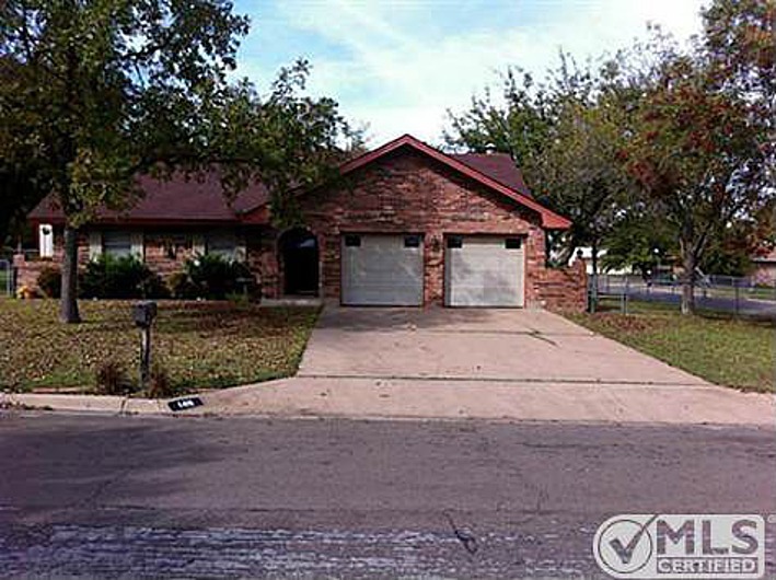 1411 Kaylock St in Stephenville, TX - Foto de edificio