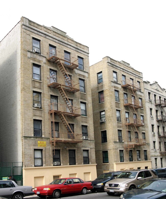 560-564 W 192nd St in New York, NY - Foto de edificio - Building Photo