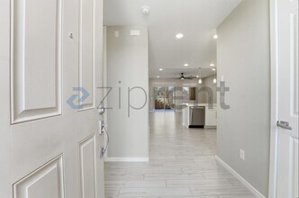 250 W Queen Creek Rd in Chandler, AZ - Foto de edificio - Building Photo