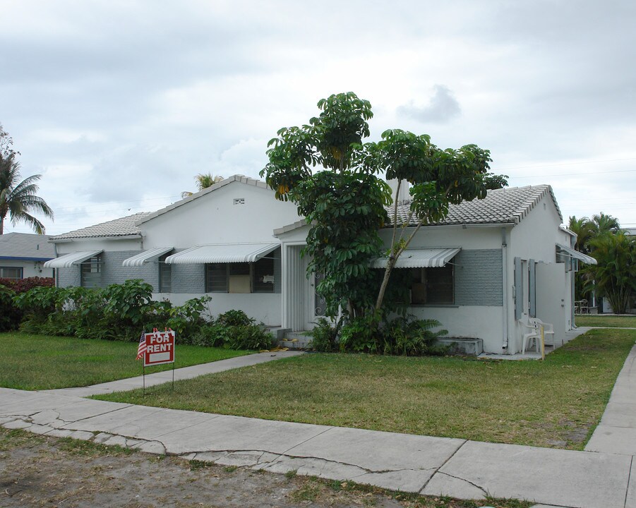 1704 Washington St in Hollywood, FL - Building Photo