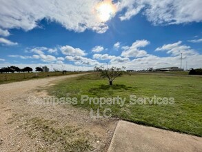 1020 E McGregor Dr in McGregor, TX - Building Photo - Building Photo