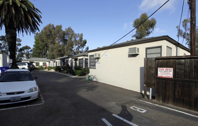104-118 Dickinson St in San Diego, CA - Building Photo - Building Photo