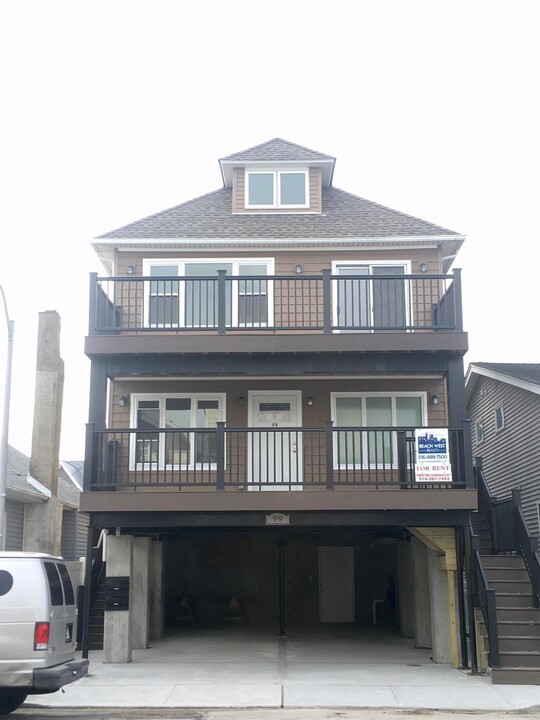 99 Delaware Ave-Unit -Upper in Long Beach, NY - Foto de edificio