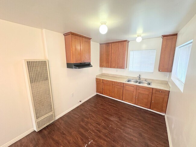 11645 S Figueroa St in Los Angeles, CA - Building Photo - Building Photo