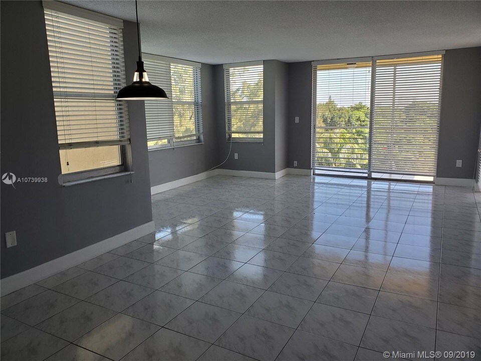 17890 W Dixie Hwy-Unit -618 in North Miami Beach, FL - Building Photo