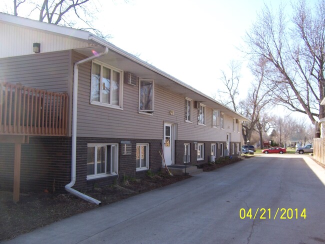 307 S 4th St, Unit B in Marshall, MN - Foto de edificio - Building Photo