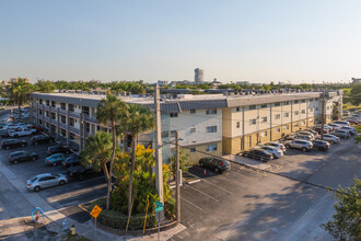 Paradise By The Sea in Hallandale Beach, FL - Foto de edificio - Building Photo