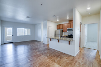 Bella Vita Apartments in National City, CA - Foto de edificio - Building Photo