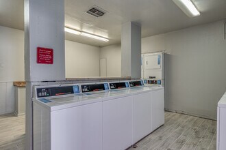 Desert Wind Apartments in Phoenix, AZ - Building Photo - Interior Photo