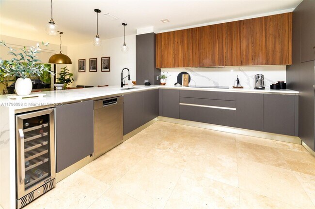 21387 Marina Cove Cir in Miami, FL - Building Photo - Building Photo