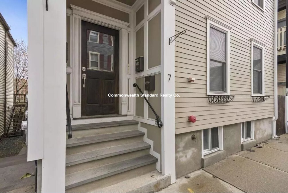 7 Tuckerman St, Unit 3 in Boston, MA - Building Photo