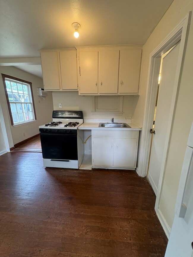 208 Claremont Ave, Unit Claremont Apartment B in San Antonio, TX - Building Photo - Building Photo