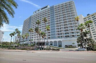 5401 Collins Ave, Unit 411 in Miami, FL - Building Photo - Building Photo