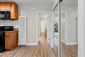 Parkview Terrace Apartments in Sherman Oaks, CA - Foto de edificio - Building Photo