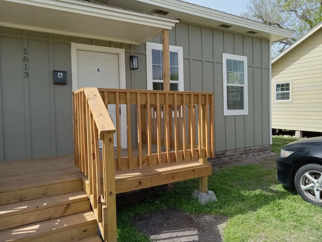 1613 Harry St in Victoria, TX - Building Photo - Building Photo