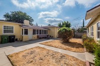 5627 Camellia Ave in North Hollywood, CA - Foto de edificio - Building Photo