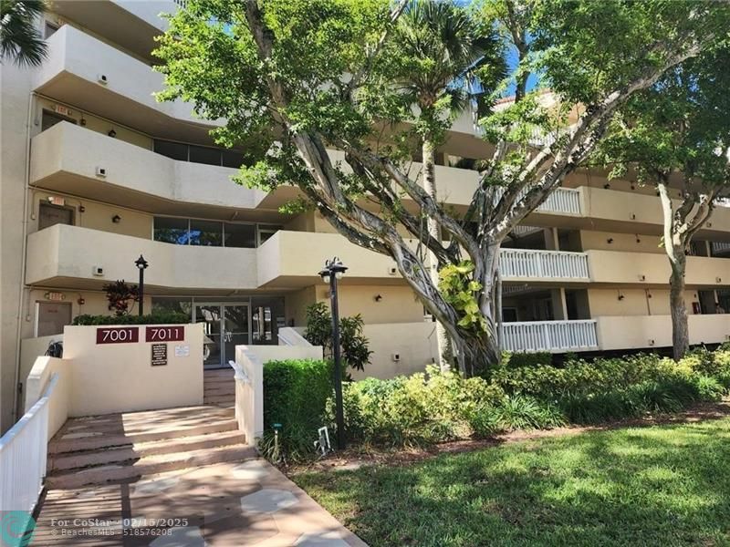 7001 Environ Blvd in Lauderhill, FL - Foto de edificio