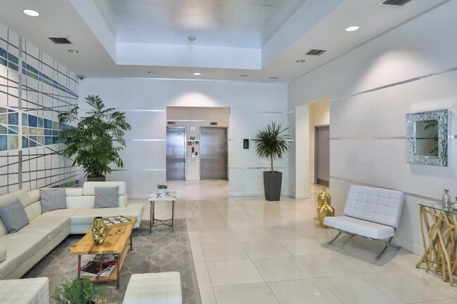 1723 SW 2nd Ave, Unit 907 in Miami, FL - Foto de edificio - Building Photo