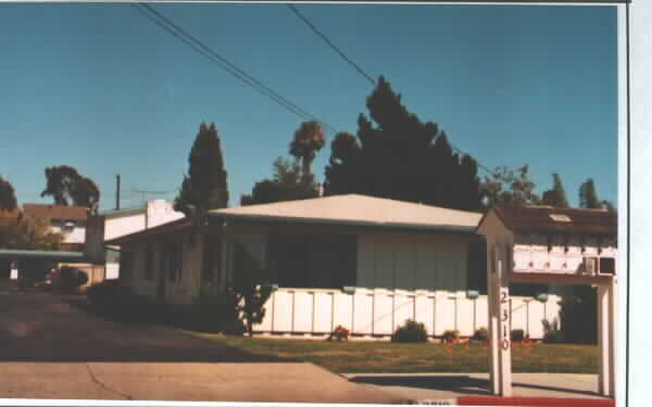 2310 Santa Ana Ave in Costa Mesa, CA - Building Photo - Building Photo