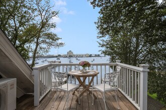 58 Washington St, Unit 5 in Newport, RI - Foto de edificio - Building Photo