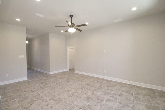 6042 Crimson Pointe Blvd in Bellview, FL - Building Photo - Building Photo