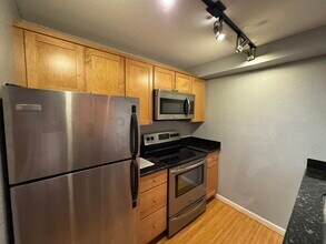 13426 Greenwood Ave N, Unit Greenwood studio in Seattle, WA - Building Photo - Building Photo