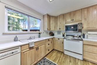 11641 Zermatt Dr in Truckee, CA - Foto de edificio - Building Photo